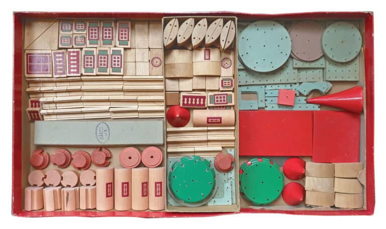 ARCHITECTURAL CONSTRUCTION KITS – Plenty to play with!