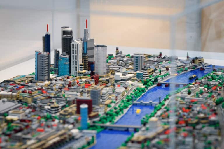 Liebling, ich habe den Römer geschrumpft — Wie ein Klemmbaustein-Modell im Microscale-Format entsteht Liebling, ich habe den Römer geschrumpft — Wie ein Klemmbaustein-Modell im Microscale-Format entsteht