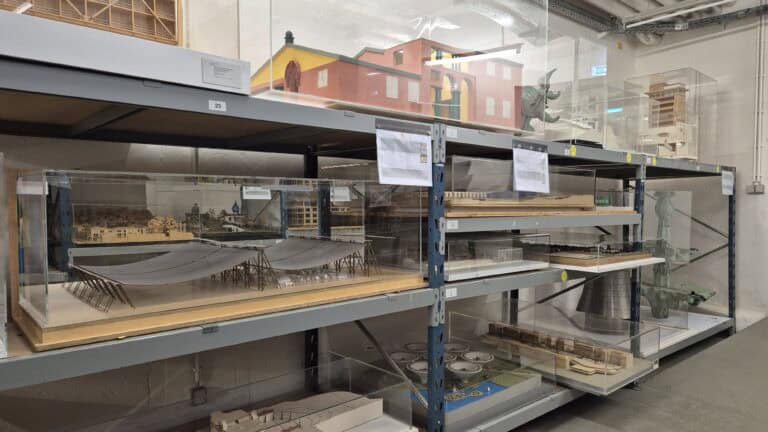 Guided Tour through the Archive