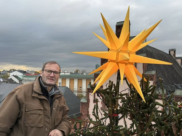 DIE STADT + DER TANNENBAUM: Wie in luftiger Höhe Weihnachtszauber entsteht